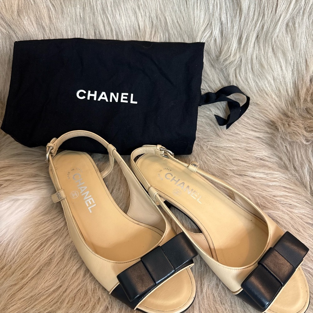 CHANEL Cream and Black Flats with Bow